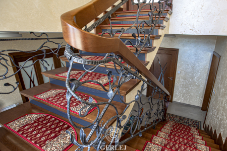 Rezydencja-schody-debowe-z-kuta-balustrada